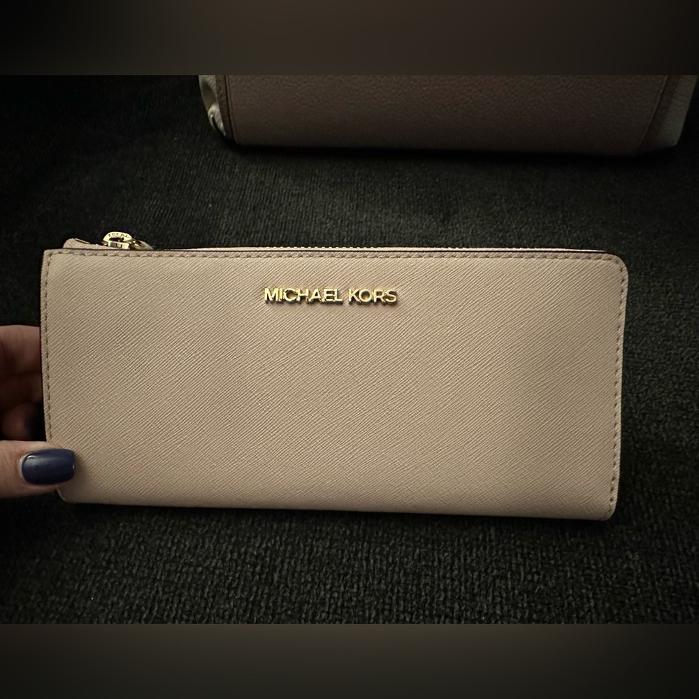 Michael Kors Blush Handbag and wallet - Picture 2 of 7